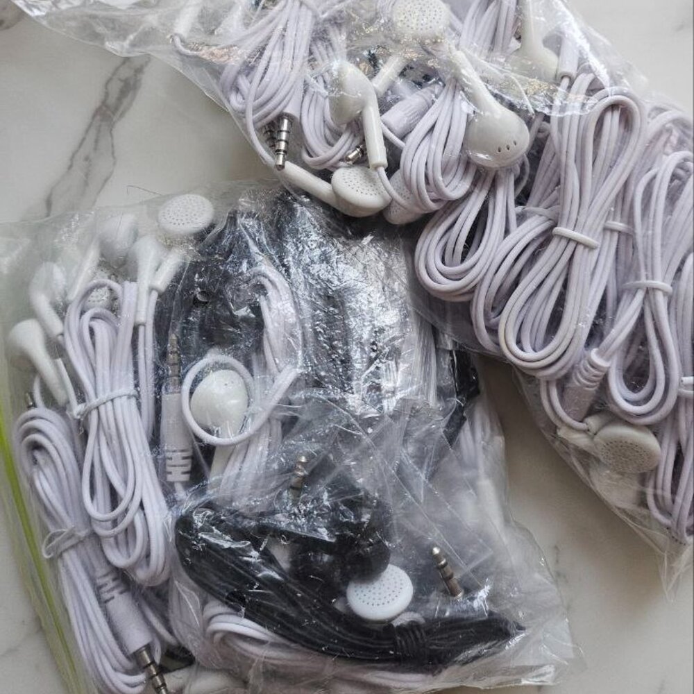 A bag of simple headphones